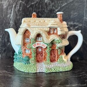 LEONARDO “The Red Lion” Teapot